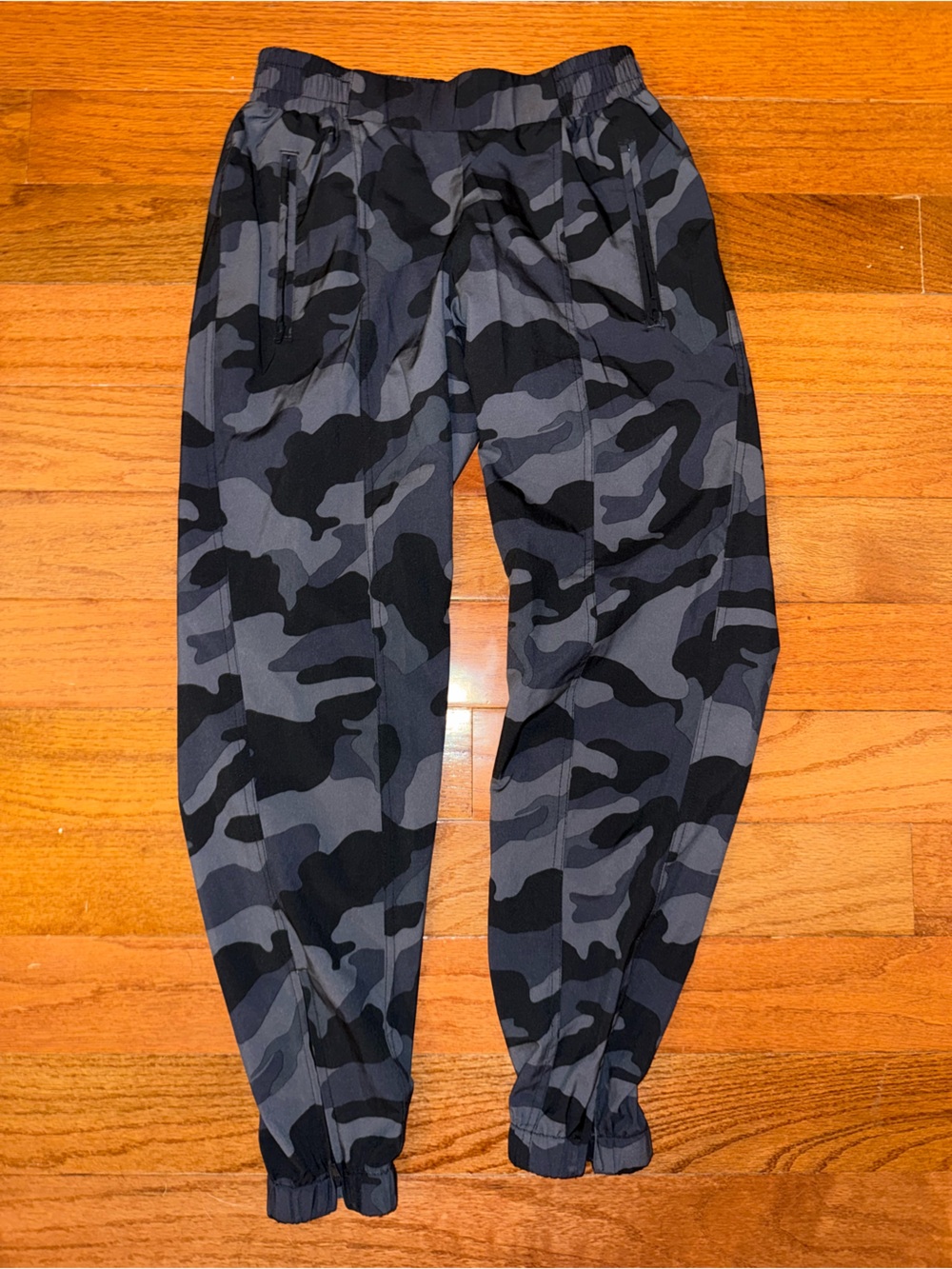 Old Navy Women’s Gray & Black Camo Jogger Pants